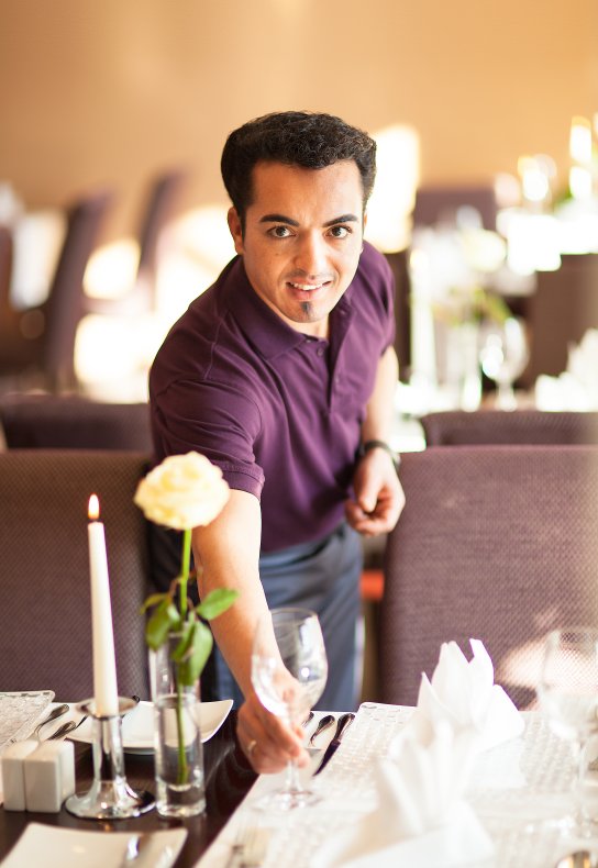 Service-Mitarbeiter beim Eindecken