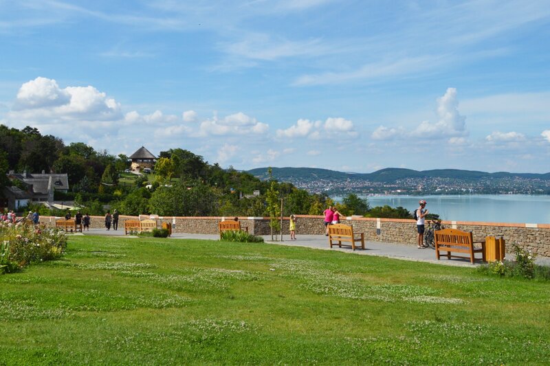 Promenade an der Halbinsel Tihany am Balaton