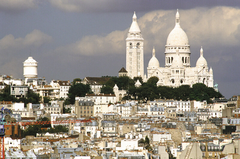 Blick über die Dächer von Montmartre zur Basilika Sacré-Cœur