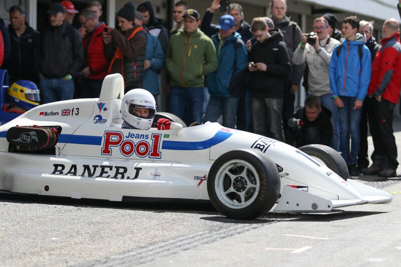 Rennwagen und Zuschauer