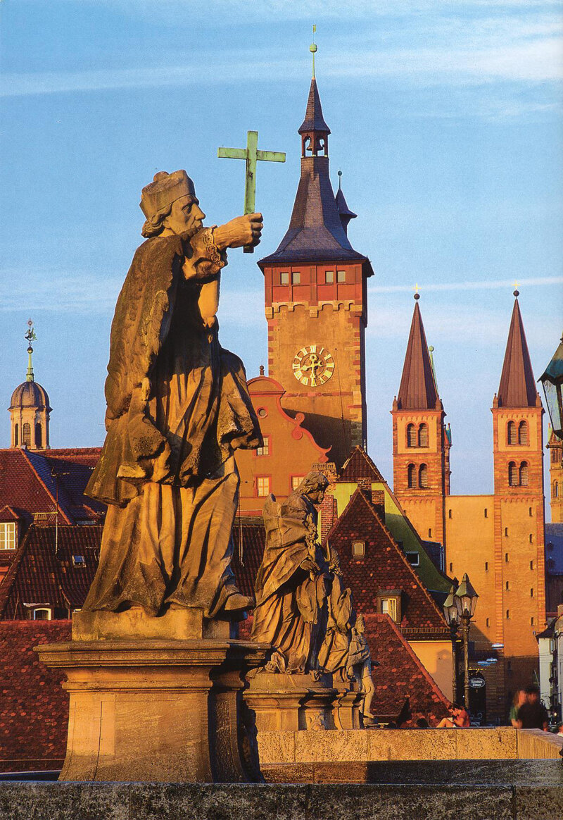 Blick auf den Dom St. Kilian in Würzburg – Alte Mainbrücke mit Dom im Hintergrund