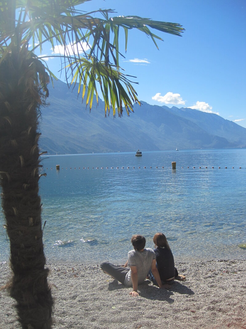 Gardasee – Strand und Uferpromenade bei Riva del Garda