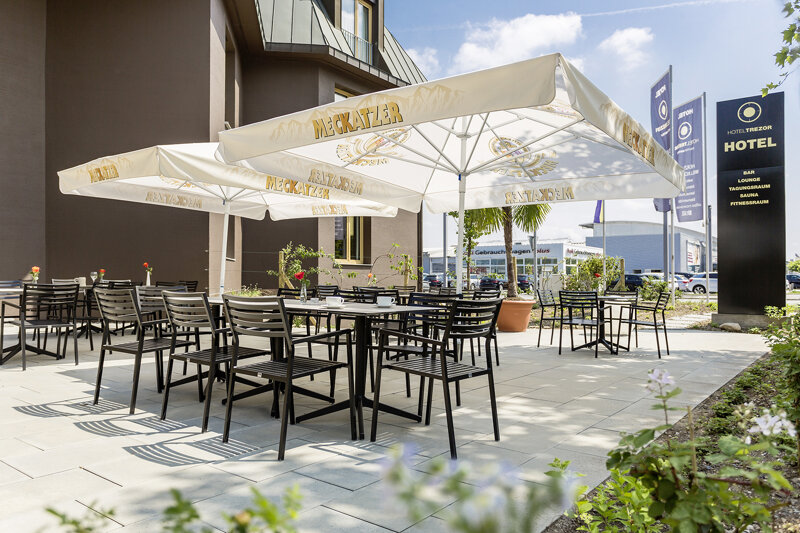 Terrasse mit Sonnenschirmen