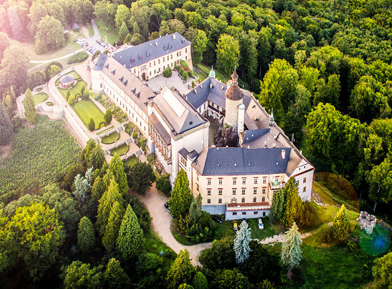 Frontansicht Chateau Zbiroh vom Garten aus