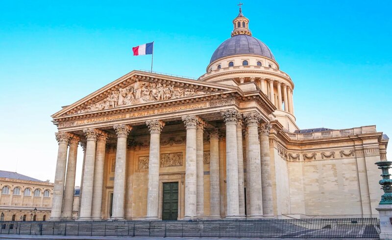 Außenansicht eines Hotels im Großraum Paris