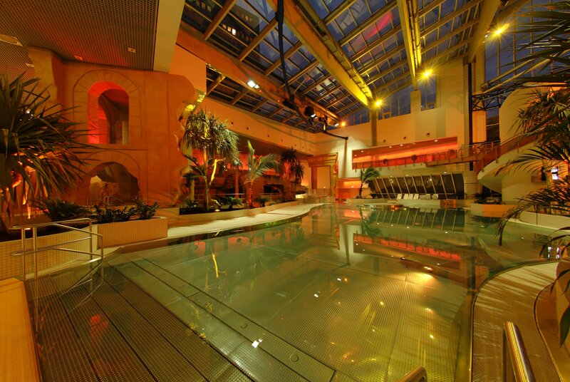 Titus Thermen Frankfurt am Abend