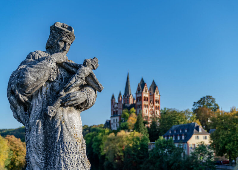 Heiligenstatue und Limburger Dom im Hintergrund