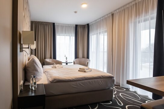 Doppelzimmer mit großen Fenstern