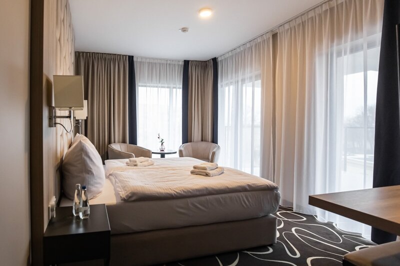 Doppelzimmer mit großen Fenstern