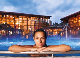 Frau im Außenbecken