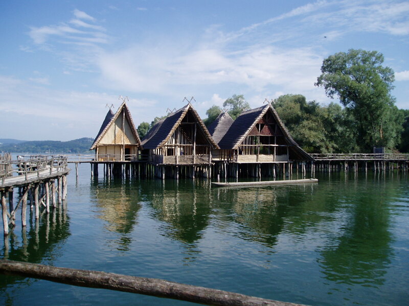 Rekonstruierte Pfahlbauten in Unteruhldingen – historische Häuser am Bodensee