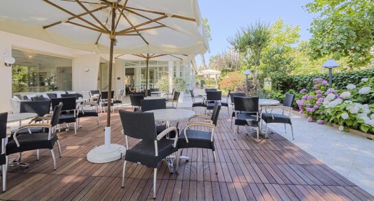 Terrasse mit dunkler Bestuhlung