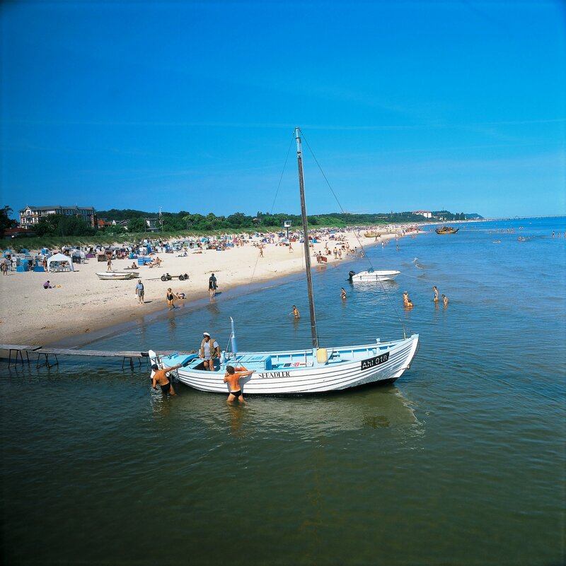 Segelboot am Strand der polnischen Ostsee