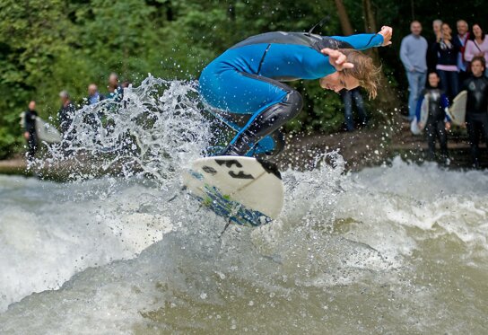 Muenchen Englischer Garten Eisbach-Surfer 1 Foto D. Verstl, München Tourismus