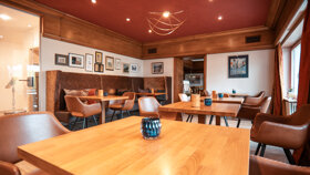 Restaurant, Blick auf Sitzbank, Tische