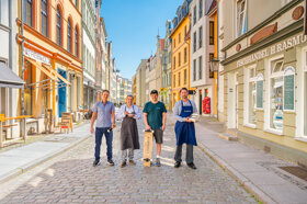 Inhaber erlesener Geschäfte in der Heilgeiststraße der Hansestadt Stralsund Owner of exquisite shops in the Heilgeiststraße of the Hanseatic City of Stralsund c TMV-Tiemann