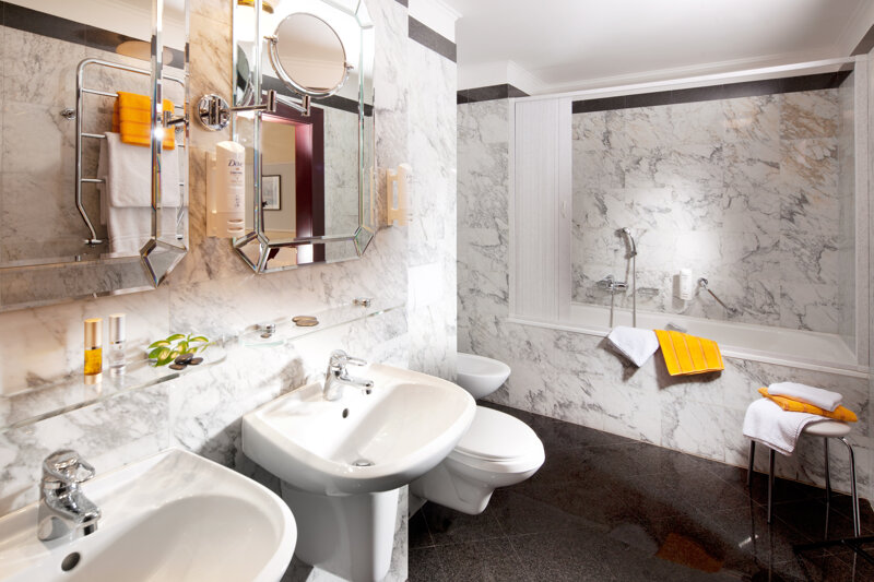 Bad mit Mamor ausgestattet