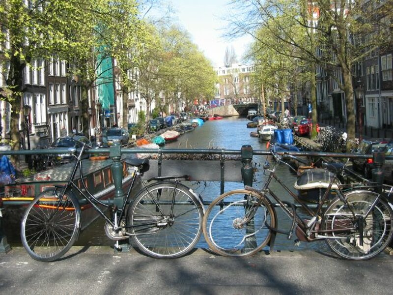 Fahrräder und Grachten – typisches Amsterdam-Bild