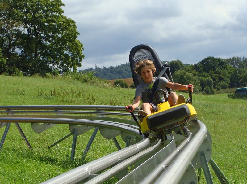 Kind auf Sommerrodelbahn