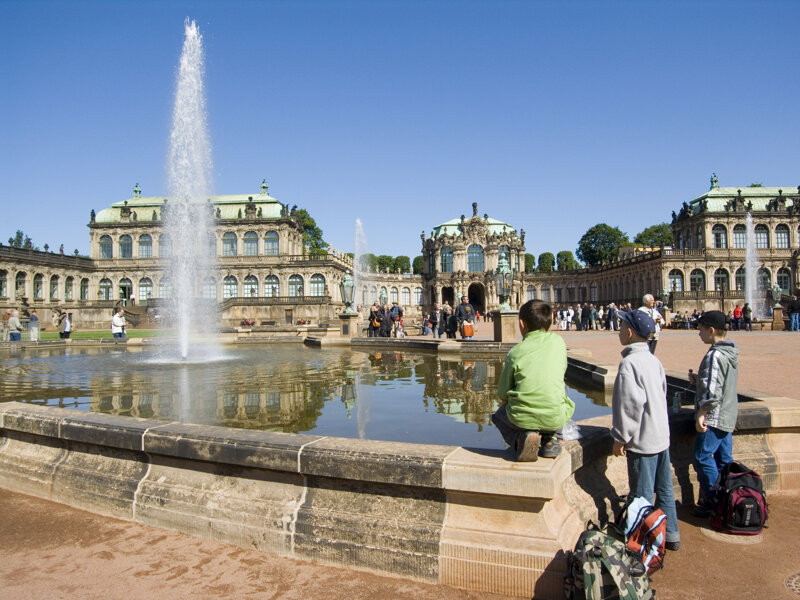 Kinder am Brunnen im Zwingerhof Dresden