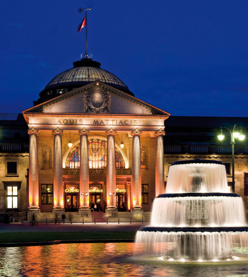 Kurhaus Abends beleuchtet Wiesbaden