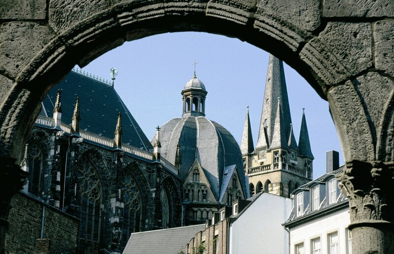 Aachener Dom – Blick durch den Portikusbogen