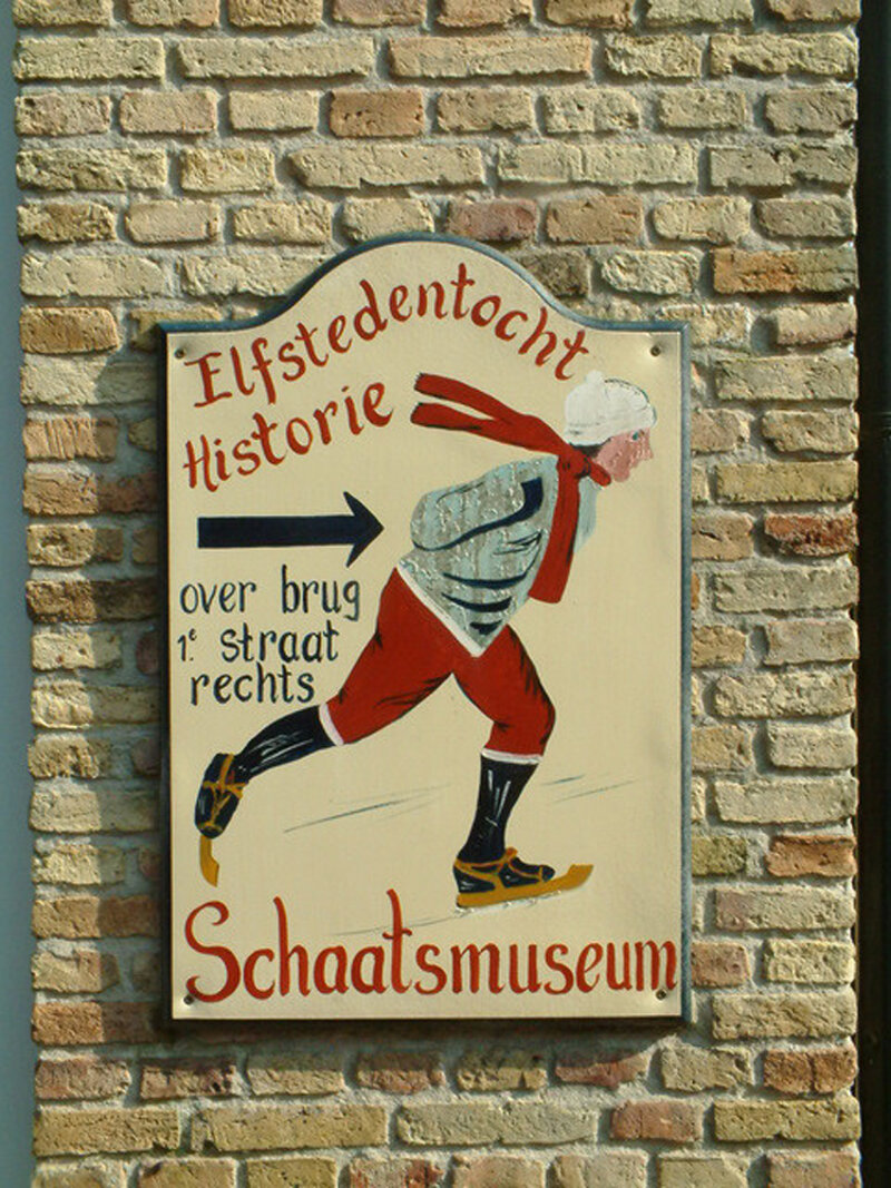 nostalgisches Schild: Schlittschuhmuseum Friesland