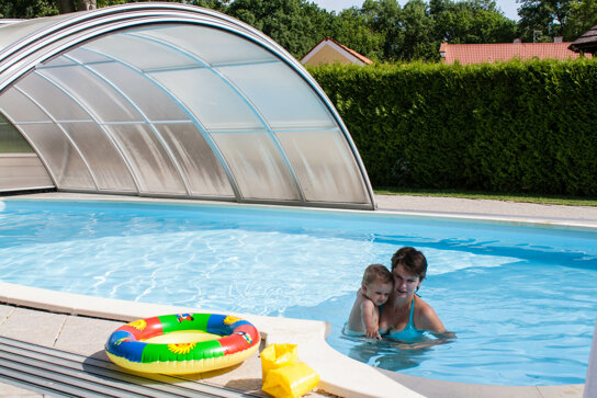 Mutter und Kind im Außenpool