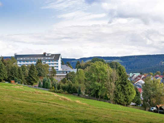 Werrapark Resort Hotel Frankenblick aus der Ferne mit grüner Umgebung