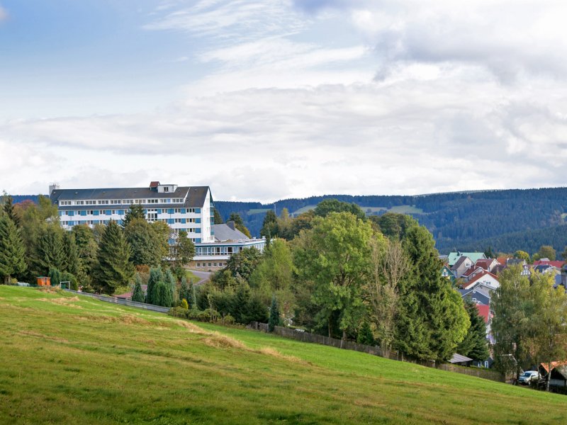 Werrapark Resort Hotel Frankenblick aus der Ferne mit grüner Umgebung