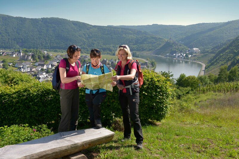 Wanderer am Bremmer Calmont – Europas steilste Weinbergslage