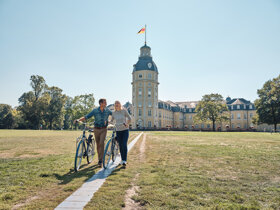 Karlsruhe Vor-dem-Karlsruher-Schloss (c) TMBW-Christoph-Duepper 12