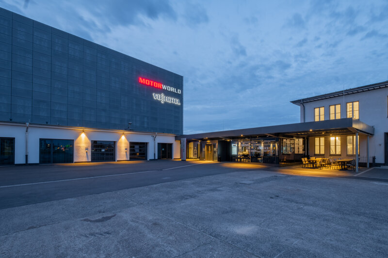 Außenansicht des V8 Hotels Köln @ Motorworld