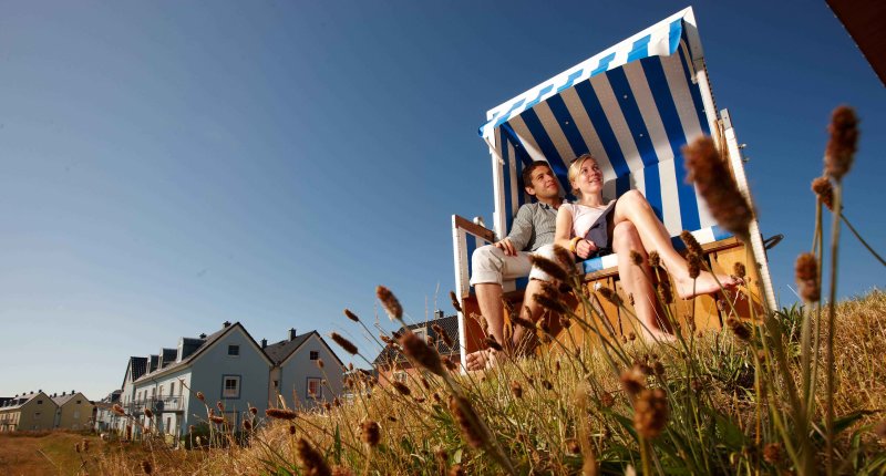 Strandkorb auf Sylt im Sonnenuntergang mit Pärchen
