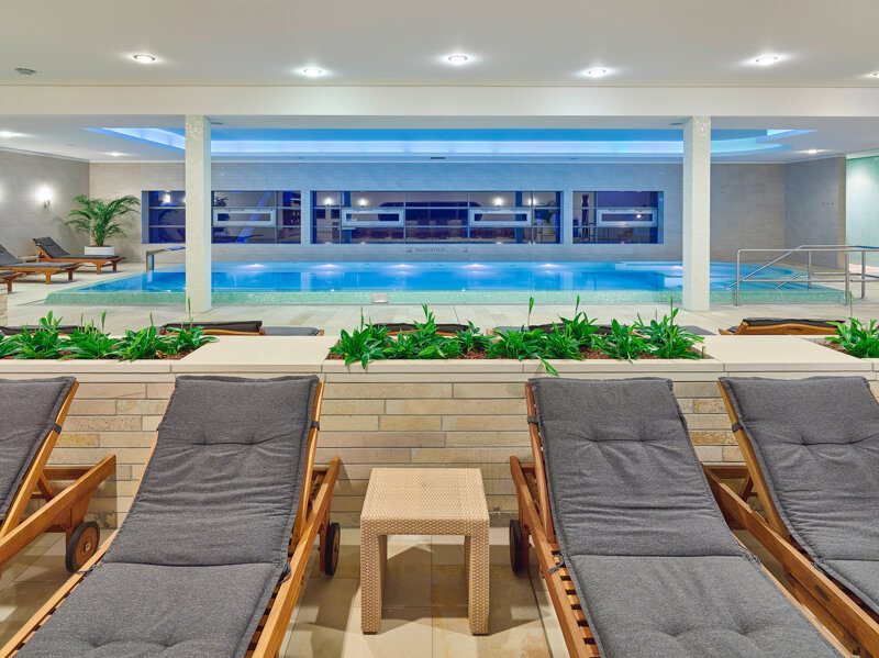 Wellness mit Pool und Liegen