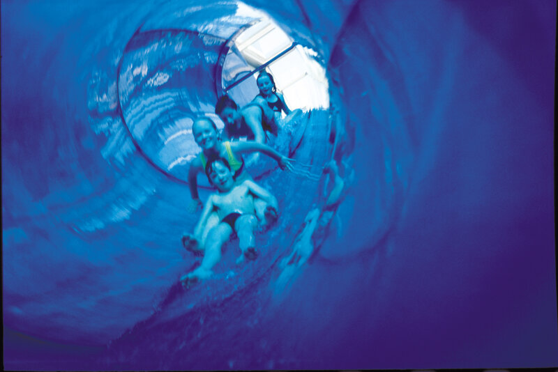 Kinder in ein einer Tunnelrutsche