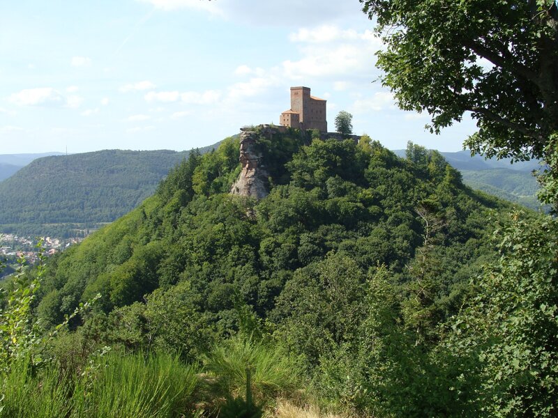 Burg Triefels aus der Ferne