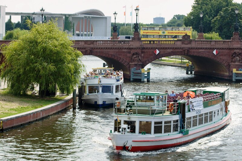 Berliner Brücke mit zwei Ausflugsschiffen im Frühling