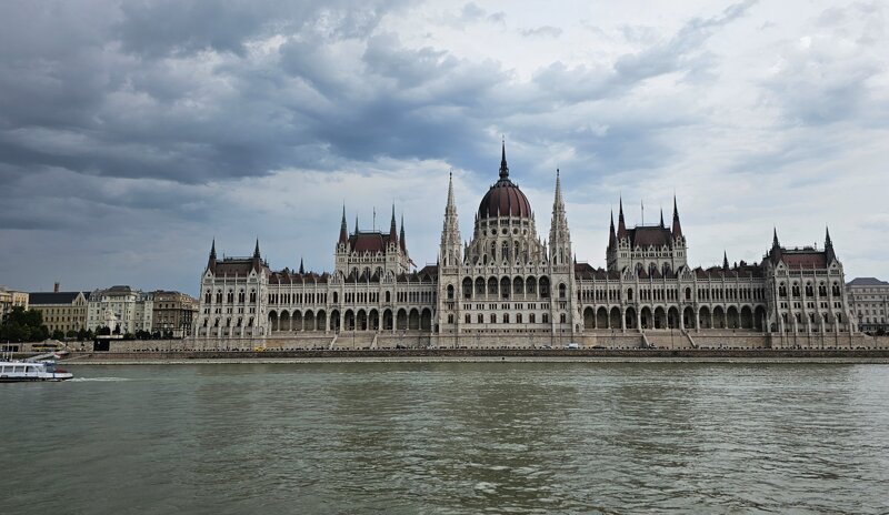 Ungarisches Parlamentsgebäude an der Donau in Budapest