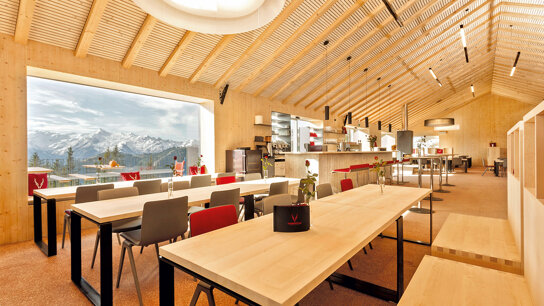 Restaurants aus hellem Holz