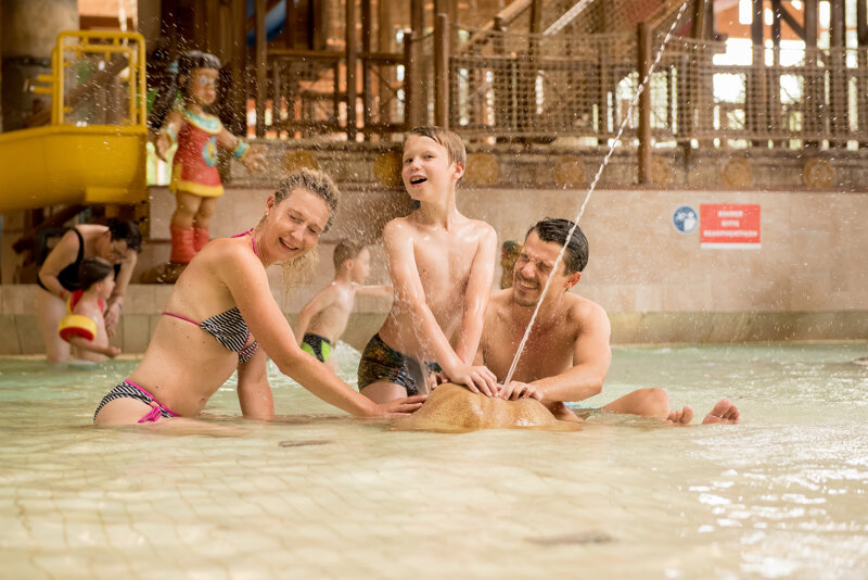 Familie spielt im Wasser