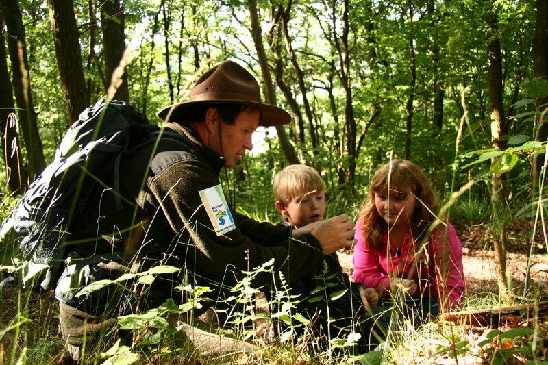 Ranger und Kinder im Nationalpark Eifel