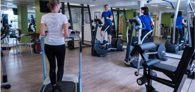 Fitnessraum mit Geräten