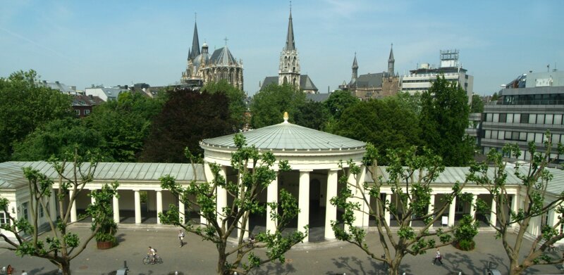 Elisenbrunnen in Aachen im Frühling