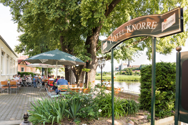 Biergarten mit Sicht auf Biergarten
