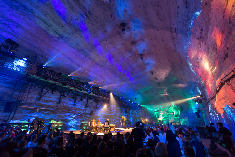 beleuchtete Höhle mit Feiernden