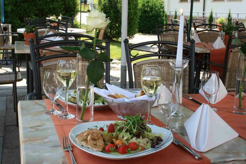 angerichtetes Essen auf dem Tisch