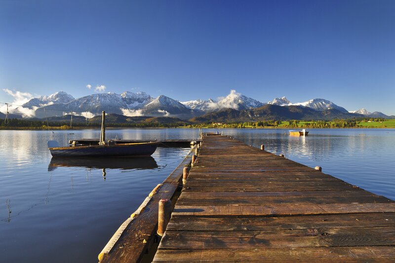 Der Hopfensee bei Füssen im Allgäu – ruhige Seenlandschaft