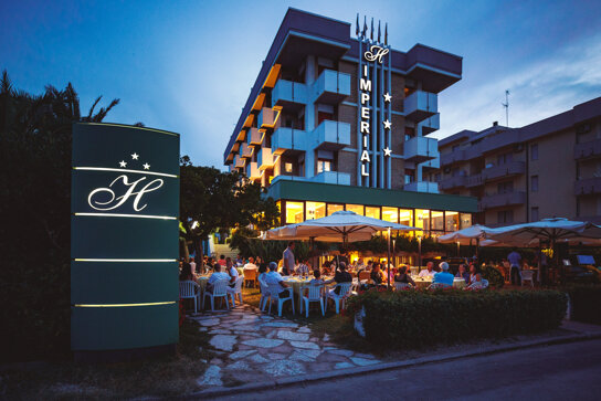Terrasse des UNAWAY IMPERIAL BEACH FANO in der Dämmerung