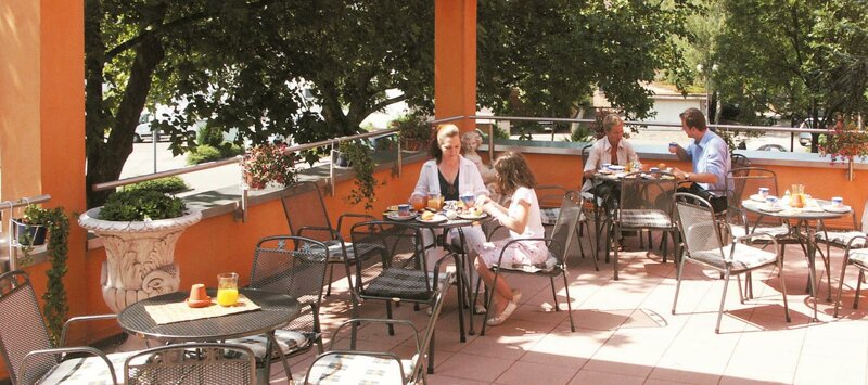 Sonnenterrasse mit Bestuhlung